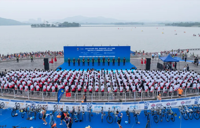 星空·综合体育-第40届巅峰记忆①政府展区报道集锦丨政府基因里的历史底色，巨人肩膀上的复苏气象